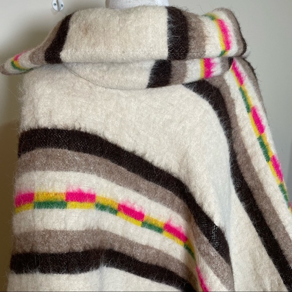 Vintage 1970s cream wool Aztec poncho cape with pompoms and fringe details - Picture 6 of 7